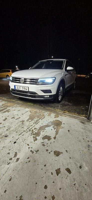 Vit Begagnad 2020 VW Tiguan Allspace SUV | 289 500 kr (Bra pris) - Bild 1/4