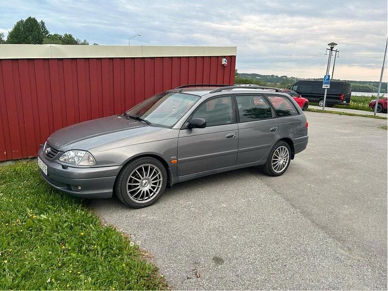 Grå Begagnad 2001 Toyota Avensis Kombi | 28 000 kr (Marknadspris) - Bild 1/4