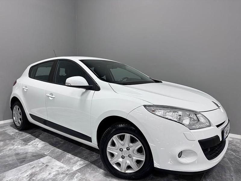 Vit Begagnad 2009 Renault Mégane III Halvkombi | 39 900 kr (Lite dyr) - Bild 1/4