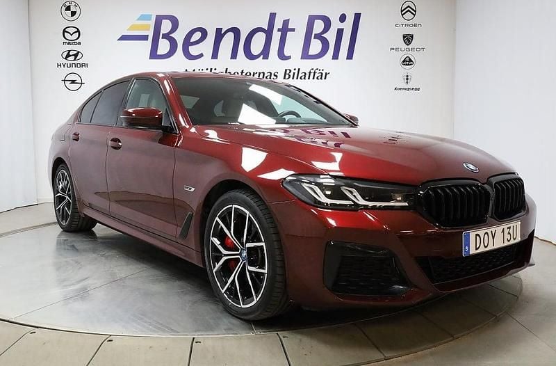 Begagnad BMW 545e M Sport 394 HK (289 kW) 2022 Röd Sedan