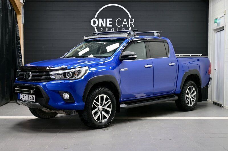 Blå Begagnad 2016 Toyota HiLux Premium Pickup | 374 800 kr (Marknadspris) - Bild 1/4