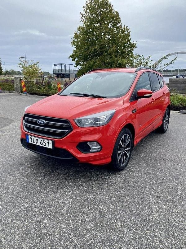 Röd Begagnad 2018 Ford Kuga ST-Line SUV | 199 000 kr (Marknadspris) - Bild 1/4