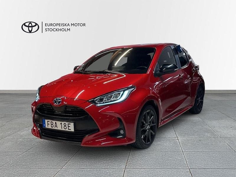 Röd Begagnad 2023 Toyota Yaris Hybrid Style Halvkombi | 249 899 kr (Marknadspris) - Bild 1/4