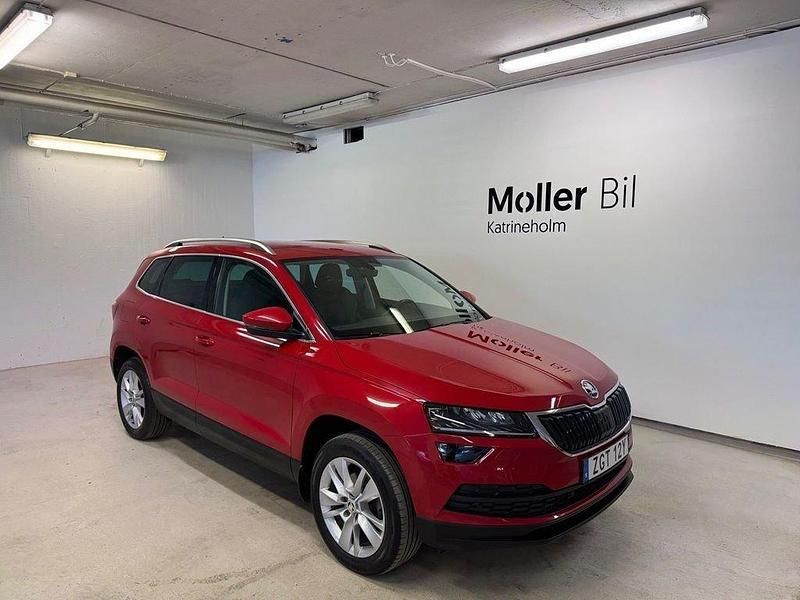 Röd (velvet red metallic) Begagnad 2021 Skoda Karoq Style SUV | 269 000 kr (Marknadspris) - Bild 1/4