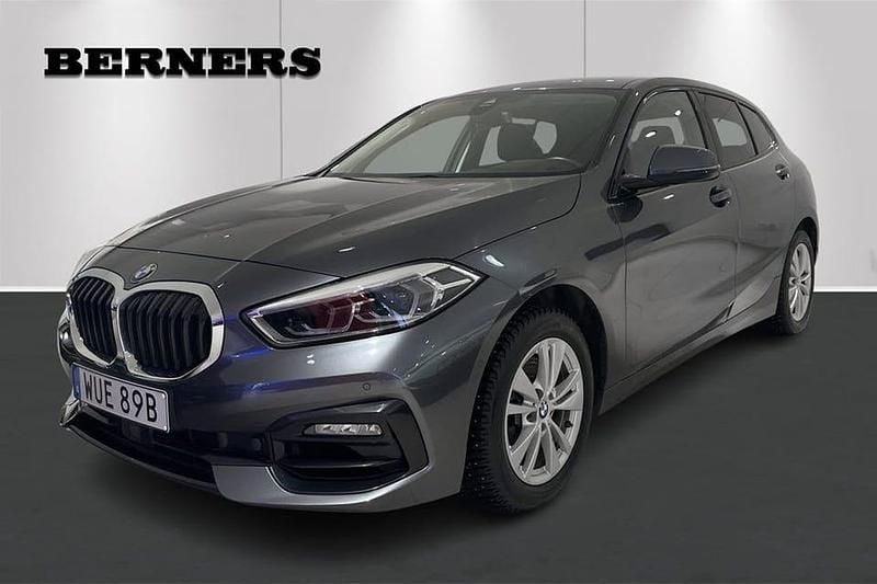 Grå Begagnad 2020 BMW 118 Shadowline Halvkombi | 224 900 kr (Marknadspris) - Bild 1/4