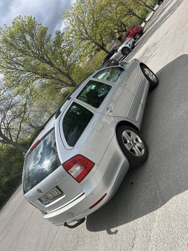 Silver Begagnad 2011 Skoda Octavia Elegance Kombi | 35 000 kr (Marknadspris) - Bild 1/4