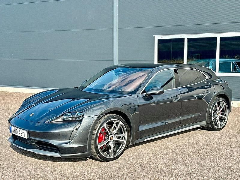 Mörkgrå Begagnad 2021 Porsche Taycan 4S Cross Turismo Sedan | 774 900 kr (Marknadspris) - Bild 1/4