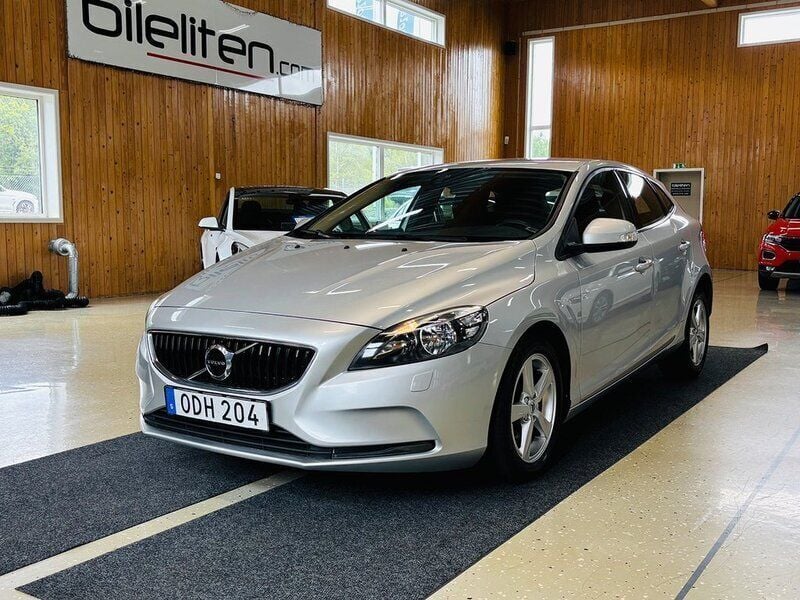 Silver Begagnad 2016 Volvo V40 Kinetic Kombi | 139 000 kr (Marknadspris) - Bild 1/3