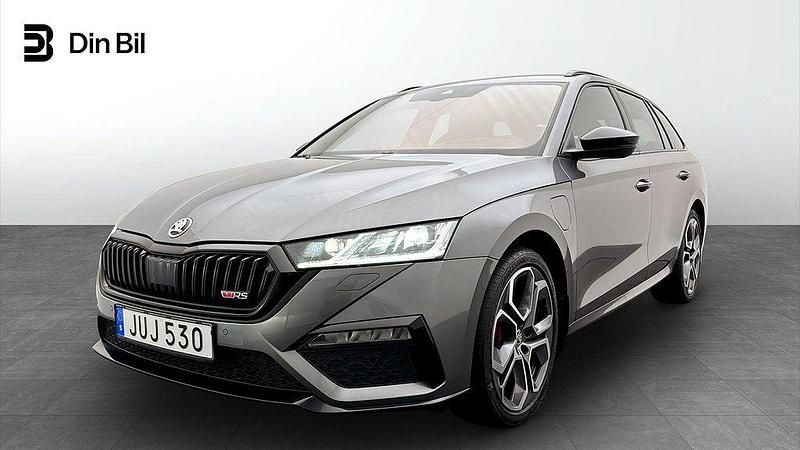 Grå Begagnad 2023 Skoda Octavia RS Kombi | 354 900 kr (Marknadspris) - Bild 1/4