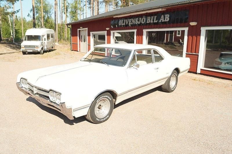 Vit Begagnad 1966 Oldsmobile Cutlass Sportkupé | 189 000 kr - Bild 1/4