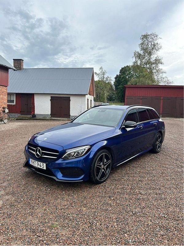 Blå Begagnad 2017 Mercedes C220 AMG line Kombi | 199 000 kr (Marknadspris) - Bild 1/4