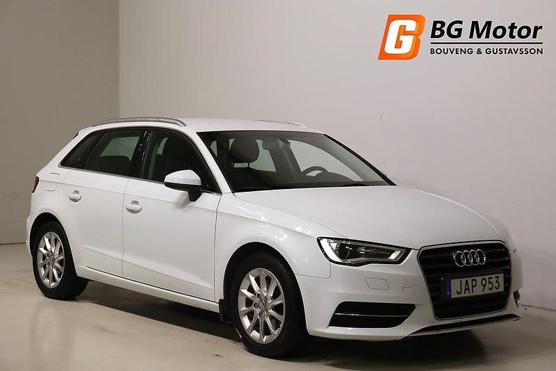 Vit Begagnad 2015 Audi A3 Sportback Attraction Halvkombi | 144 900 kr (Marknadspris) - Bild 1/4
