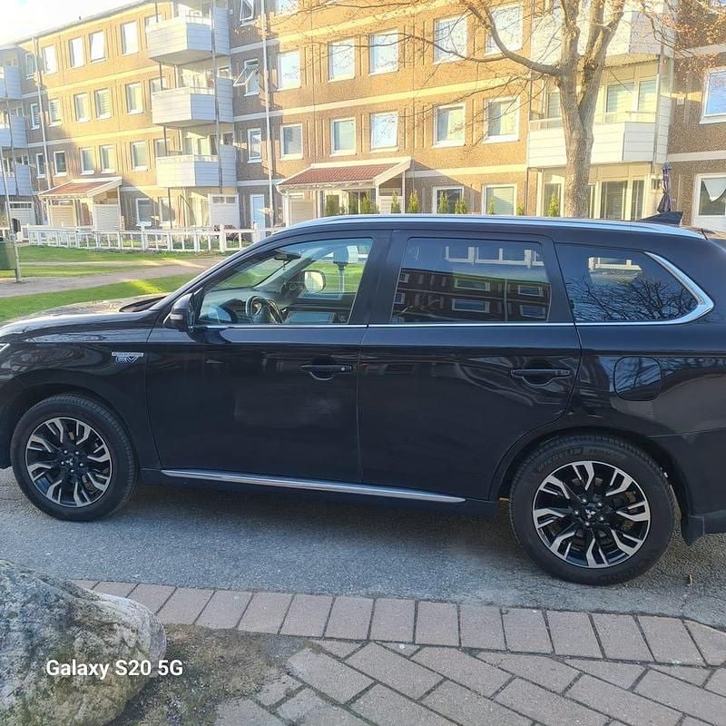 Begagnad Mitsubishi Outlander 203 HK (149 kW) 2018 Svart SUV
