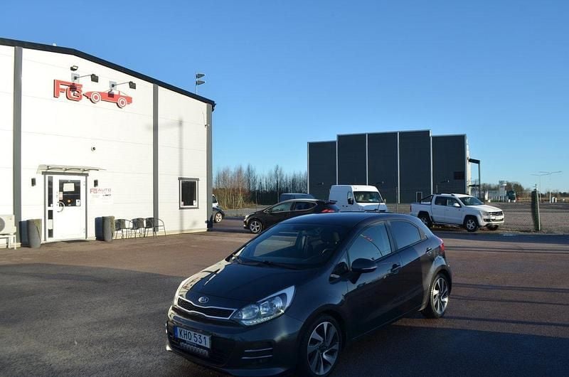 Grå Begagnad 2015 Kia Rio Halvkombi | 94 900 kr (Marknadspris) - Bild 1/4