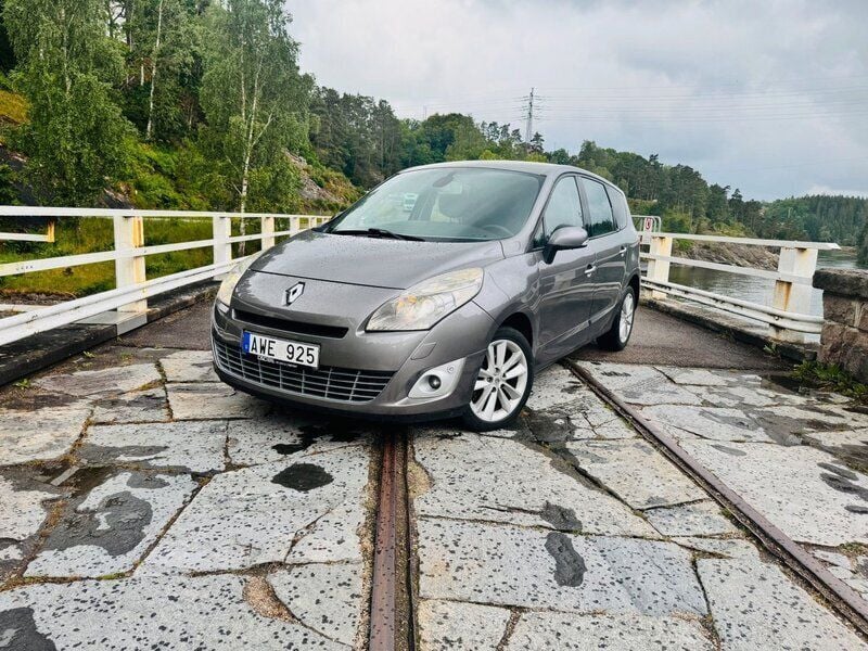 Grå Begagnad 2010 Renault Grand Scénic III Minibuss | 49 900 kr (Marknadspris) - Bild 1/4