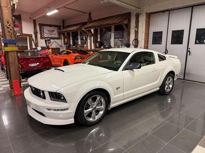 Vit Begagnad 2006 Ford Mustang GT Sportkupé | 229 000 kr (Lite dyr) - Bild 1/4