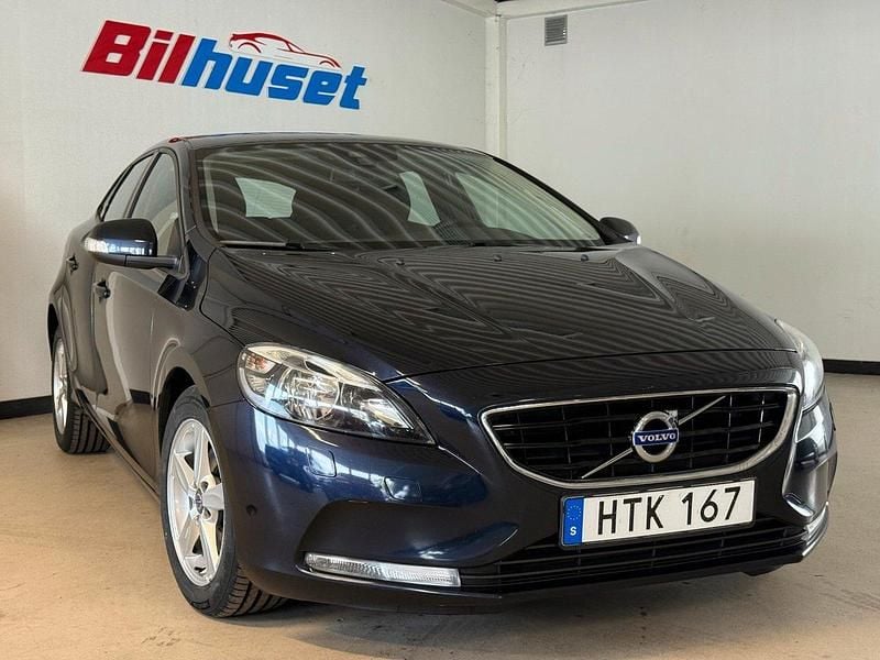 Mörkblå Begagnad 2015 Volvo V40 Kinetic Kombi | 114 900 kr (Marknadspris) - Bild 1/4