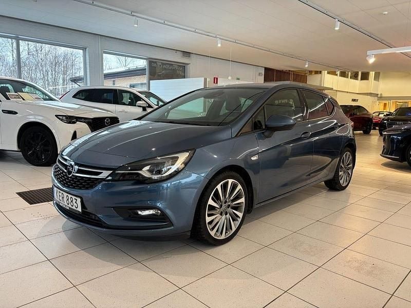 Deep sky blue metallic Begagnad 2017 Opel Astra Business Halvkombi | 129 500 kr (Marknadspris) - Bild 1/4