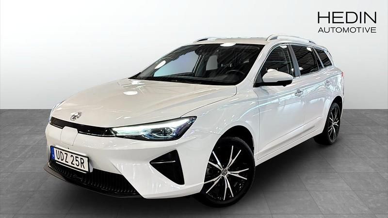 Vit (white) Begagnad 2022 MG MG5 EV Kombi | 224 900 kr (Bra pris) - Bild 1/4