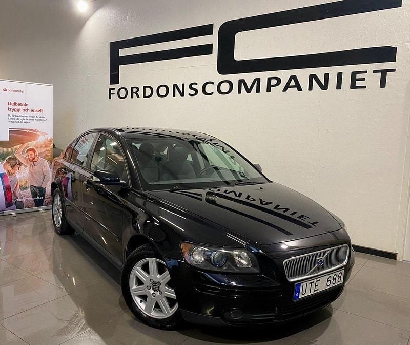 Svart Begagnad 2004 Volvo S40 Sedan | 69 900 kr (Marknadspris) - Bild 1/4