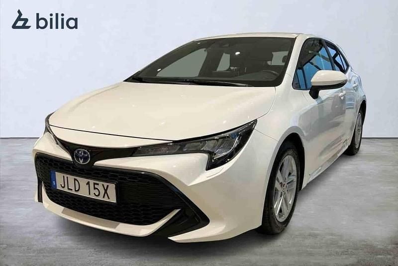 Vit Begagnad 2022 Toyota Corolla Hybrid Halvkombi | 234 900 kr - Bild 1/1