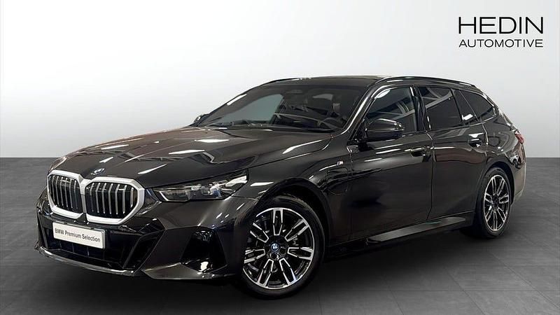 Grå Begagnad 2025 BMW 530 M Sport Kombi | 668 700 kr - Bild 1/4