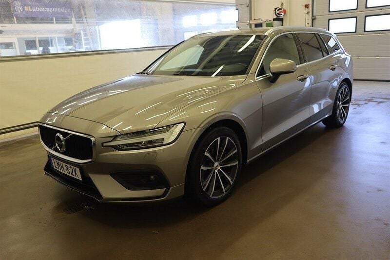 Grå (pebble grey metallic) Begagnad 2020 Volvo V60 Kombi | 284 000 kr (Lite dyr) - Bild 1/4
