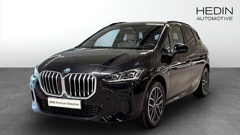 Svart (black) Begagnad 2024 BMW 230 M Sport Kombi | 428 700 kr - Bild 1/4