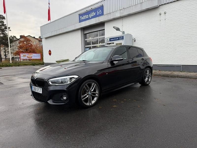 Begagnad 2018 BMW 118 Halvkombi | 154 000 kr (Marknadspris) - Bild 1/4