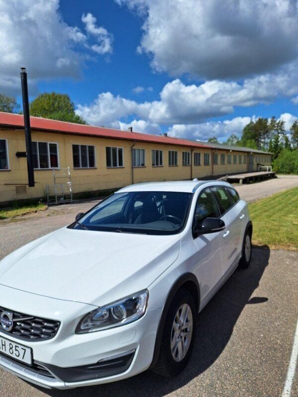 Vit Begagnad 2016 Volvo V60 CC Momentum Kombi | 150 000 kr (Bra pris) - Bild 1/4