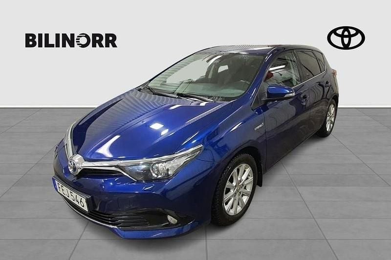 Blå Begagnad 2015 Toyota Auris Hybrid Halvkombi | 134 900 kr (Marknadspris) - Bild 1/4