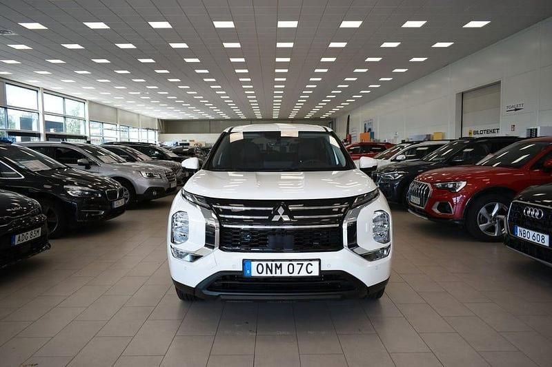 Vit Begagnad 2025 Mitsubishi Outlander Invite SUV | 539 900 kr - Bild 1/4