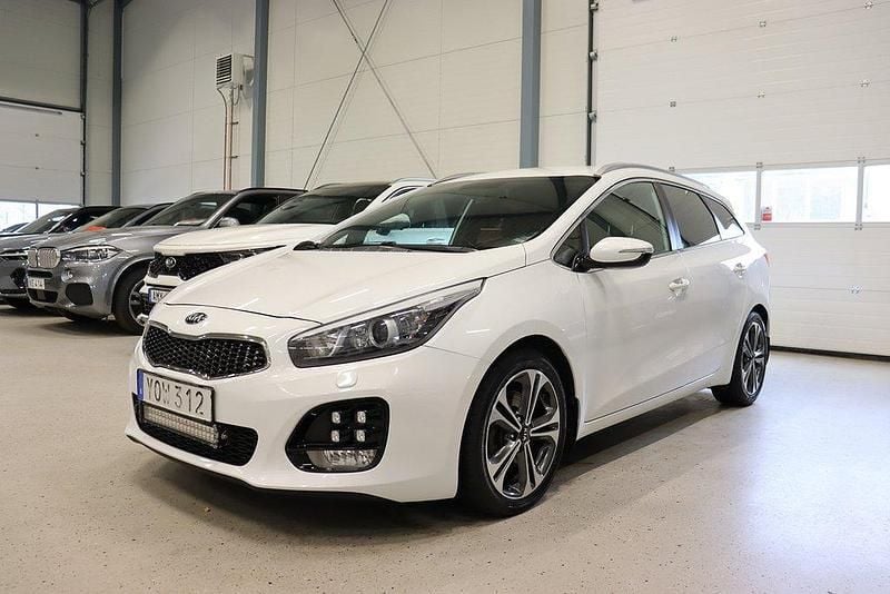 Vit Begagnad 2017 Kia Ceed GT-Line Kombi | 124 800 kr (Marknadspris) - Bild 1/4