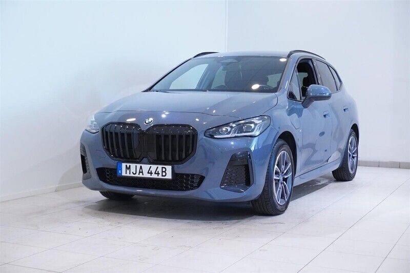 Grå Begagnad 2023 BMW 225 Active Tourer M Sport Minibuss | 399 900 kr (Marknadspris) - Bild 1/4