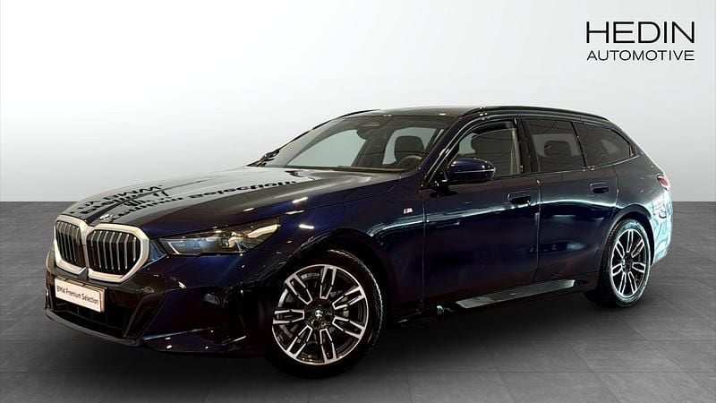 Blå (blue) Begagnad 2025 BMW 520 M Sport Kombi | 598 700 kr (Dyr) - Bild 1/4