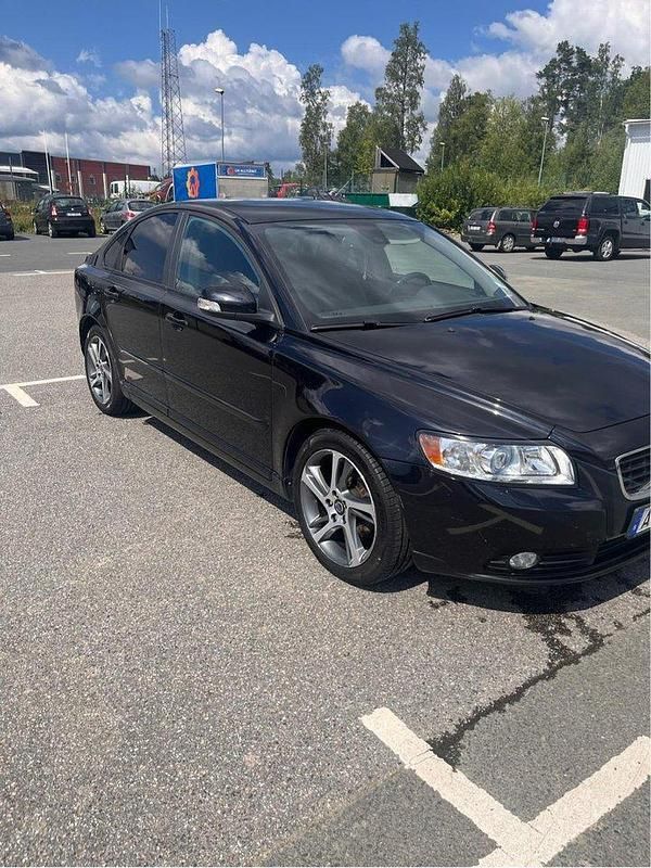 Svart Begagnad 2012 Volvo S40 Standard Sedan | 63 000 kr (Marknadspris) - Bild 1/4
