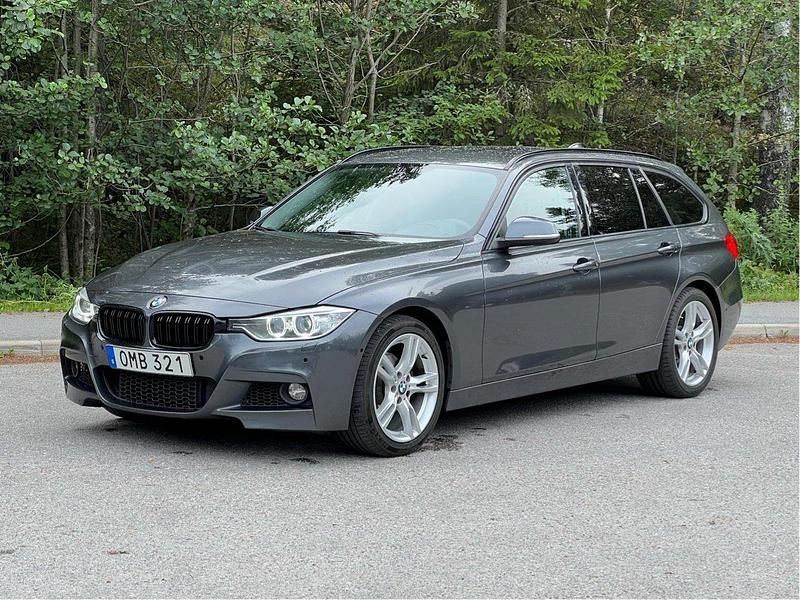 Grå Begagnad 2013 BMW 320 Sport Line Kombi | 110 000 kr (Marknadspris) - Bild 1/4