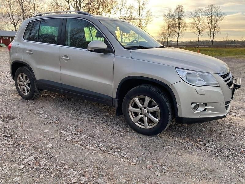 Ljusgrå Begagnad 2011 VW Tiguan Sportline SUV | 54 500 kr (Bra pris) - Bild 1/4