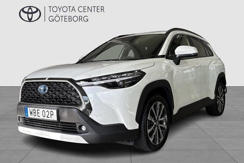 Vit Begagnad 2023 Toyota Corolla Cross Style SUV | 389 900 kr (Marknadspris) - Bild 1/4