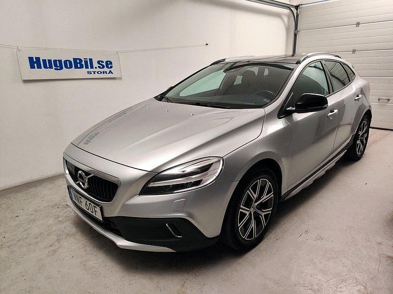 Silver (silvermetallic) Begagnad 2019 Volvo V40 CC Kombi | 219 500 kr (Lite dyr) - Bild 1/4