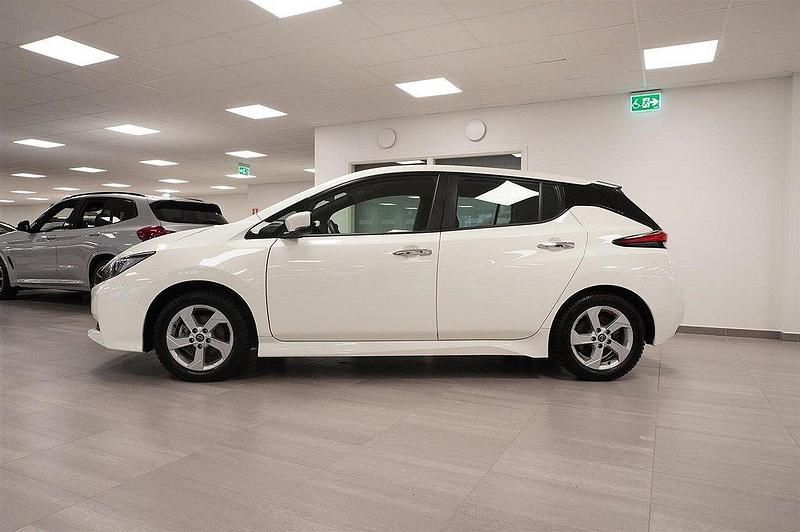 Begagnad Nissan Leaf N-Connecta 110 kW (150 HK) 2023 Vit Halvkombi