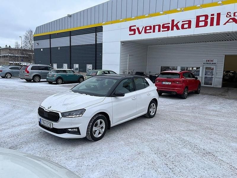 Vit Begagnad 2023 Skoda Fabia Comfort Halvkombi | 209 000 kr (Marknadspris) - Bild 1/4