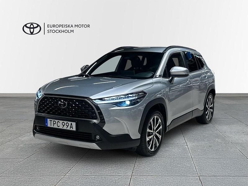 Silver (silvermetallic) Begagnad 2025 Toyota Corolla Cross Executive SUV | 424 900 kr (Marknadspris) - Bild 1/4