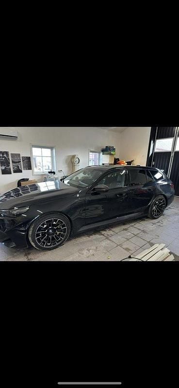 Svart Begagnad 2025 BMW M5 Kombi | 1 655 000 kr - Bild 1/4