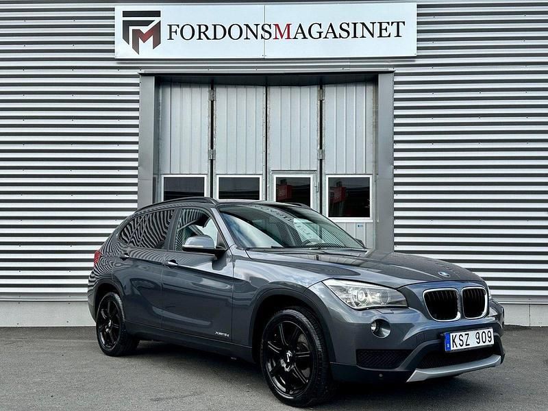 Grå Begagnad 2013 BMW X1 SUV | 114 700 kr (Marknadspris) - Bild 1/4