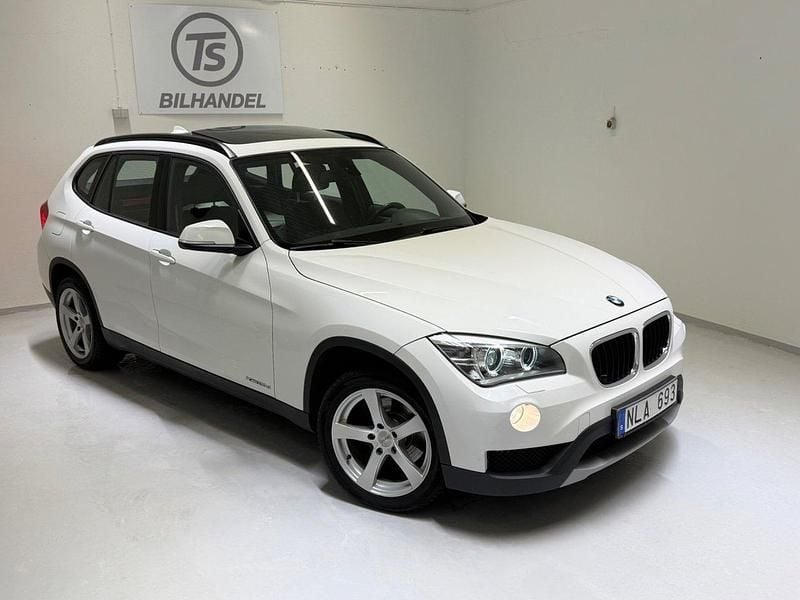 Vit Begagnad 2014 BMW X1 SUV | 129 900 kr (Marknadspris) - Bild 1/4