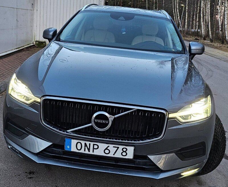Grå Begagnad 2018 Volvo XC60 Momentum SUV | 309 900 kr (Marknadspris) - Bild 1/4