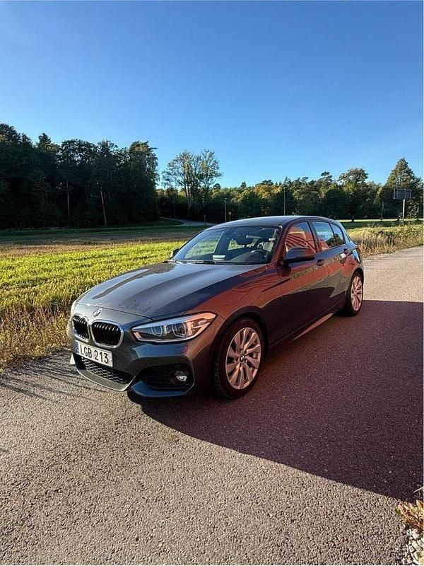 Grå Begagnad 2019 BMW 120 M Sport Halvkombi | 235 000 kr (Marknadspris) - Bild 1/4