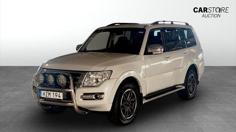 Vit (white) Begagnad 2015 Mitsubishi Pajero SUV | 249 900 kr (Marknadspris) - Bild 1/4