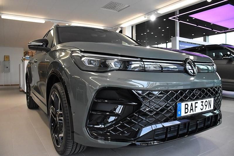 Begagnad VW Tiguan Style 194 HK (142 kW) 2024 Grön SUV